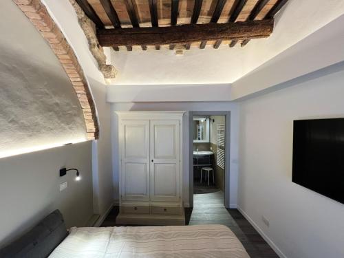 ein Wohnzimmer mit einem TV und einer Decke in der Unterkunft Fontebranda Nest in Siena