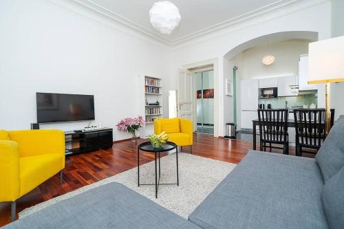 Uma área de estar em Charming Apartment with Balcony in Pařížská street