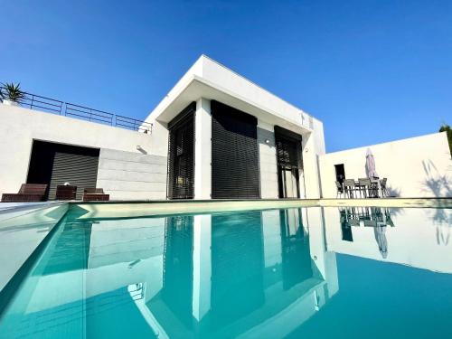 une piscine devant une maison dans l'établissement VILLA RIVIERA - piscine, rooftop vue mer, à Six-Fours-les-Plages