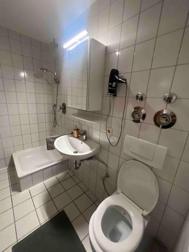 ein Bad mit einem WC und einem Waschbecken in der Unterkunft 500 Meter vom Bahnhof entfernt in Fellbach