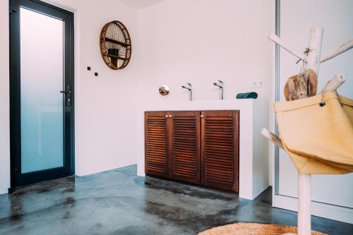 Ένα μπάνιο στο Bohemi Design Villa's