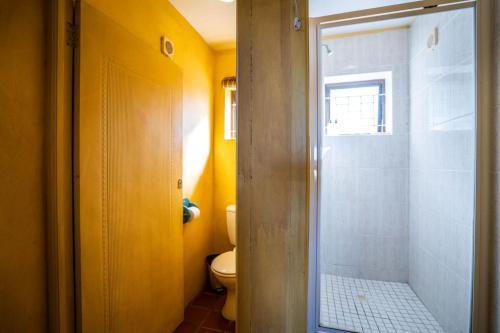 łazienka z toaletą i kabiną prysznicową w obiekcie The Spinning Reel Beach Cottages w mieście Port Alfred