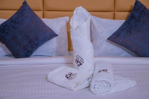 Un pat sau paturi într-o cameră la Calfie Resort Kisumu