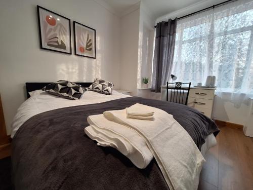 Un dormitorio con una cama grande y una ventana en Uplands Grove Bungalow en Wolverhampton