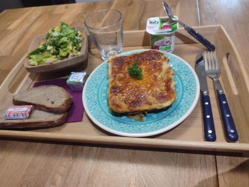 un vassoio per il pranzo con un panino, un'insalata e pane di Maison d'hôte de l'Aber - Sable a Crozon