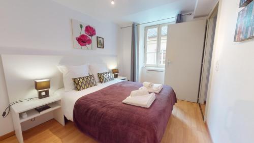 une chambre avec un grand lit et une fenêtre dans l'établissement Celinovacances, à Colmar