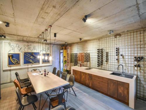 cocina con mesa y sillas en una habitación en Villa Formosa, en Kaštela