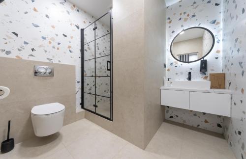 a bathroom with a toilet and a sink and a mirror at MYFREEDOM Апартаменти ЖК NAVIGATOR in Kyiv