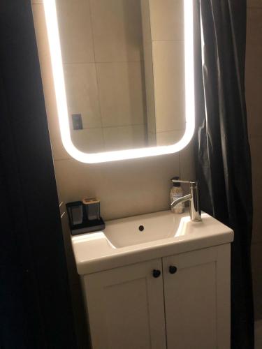 La salle de bains est pourvue d'un lavabo et d'un miroir. dans l'établissement Le grain de sable, à Nieuport