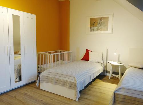 um quarto com 2 camas e um berço em Big flat with fresh renovation, free parking, SonyPS, Netflix em Duisburg