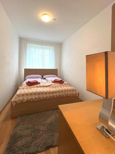 1 dormitorio con 1 cama con 2 toallas en BSS Wohnungen en Bremen