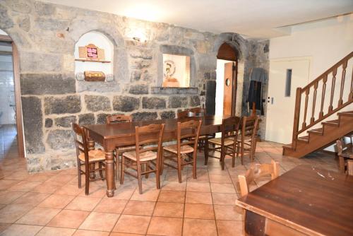 ein Esszimmer mit einem Tisch und Stühlen in der Unterkunft Agriturismo Grabbia in Grumo