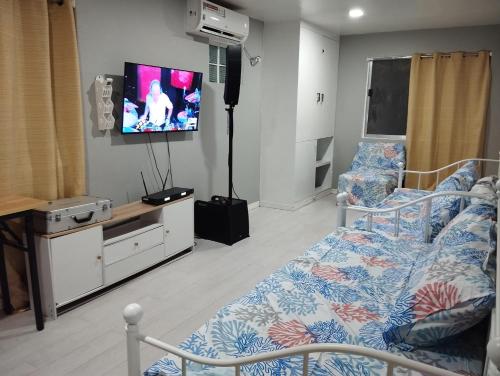 ein Krankenhauszimmer mit einem Bett und einem Flachbild-TV in der Unterkunft Virtuoso in Pasong Mannga