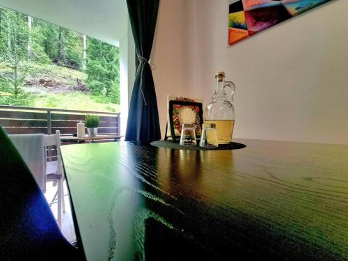 - une table avec une bouteille et une photo dans l'établissement Pamporovo Studio Five, à Pamporovo