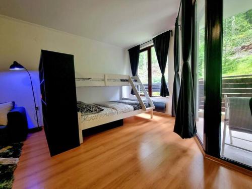 - une chambre avec 2 lits superposés et du parquet dans l'établissement Pamporovo Studio Five, à Pamporovo