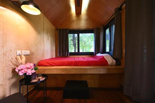 En eller flere senge i et værelse på Tenpy Tiny Enchanting Tintin at Sheilma Farm, NCR