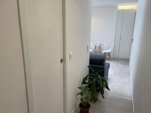 une chambre avec une chaise bleue et une table dans l'établissement Bright studio apartment in the heart of Paris, à Paris