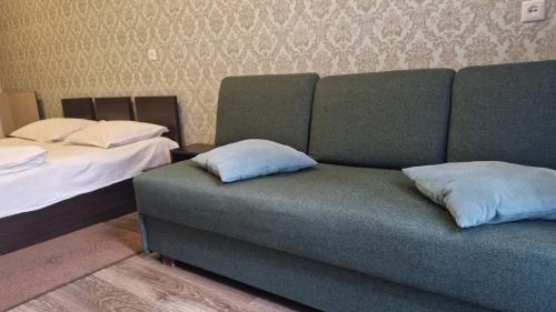 - un canapé dans une pièce avec 2 lits dans l'établissement Staroievreiska Apartments, à Lviv