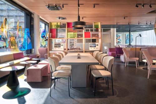 a dining room with a table and chairs at URBAN LOFT Cologne in Cologne