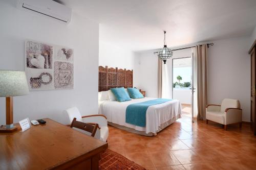Schlafzimmer mit einem Bett, einem Tisch und Stühlen in der Unterkunft Villa Golf Lanzarote in Costa Teguise