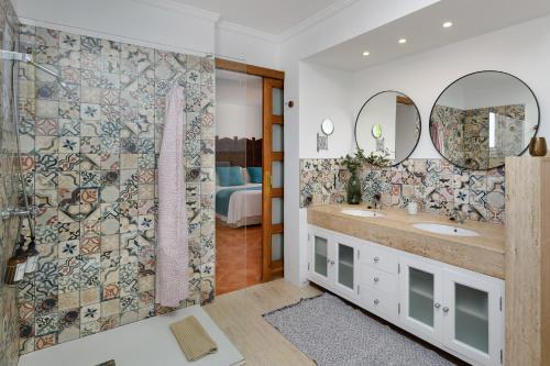 y baño con ducha, lavabo y espejo. en Villa Golf Lanzarote en Costa Teguise