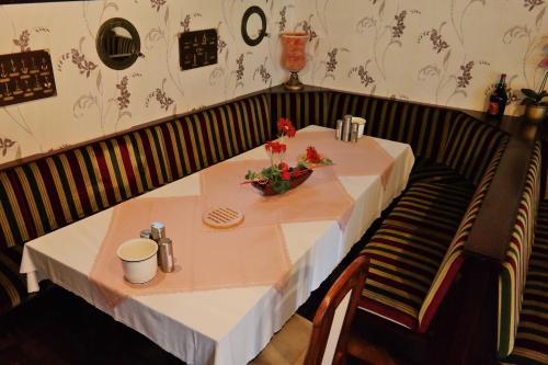 a table in a restaurant with a flower arrangement on it at Am Hallenbad Hotel garni in Ratingen