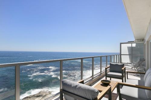 uma varanda com vista para o oceano em Seacliffe 502 by HostAgents na Cidade do Cabo