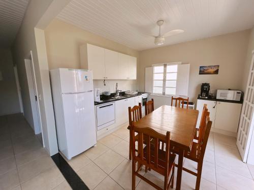 Kuchyň nebo kuchyňský kout v ubytování Prainha Beach House