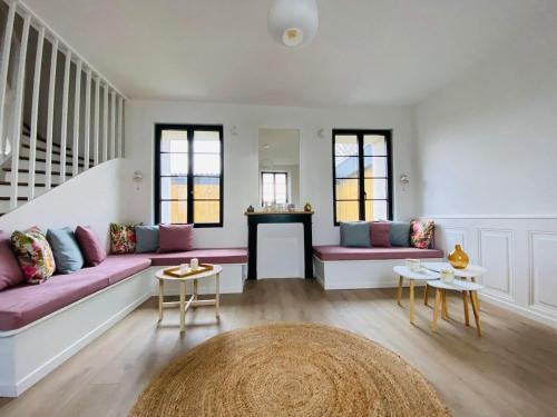 a living room with purple couches and a table at Casa 64 in Angers