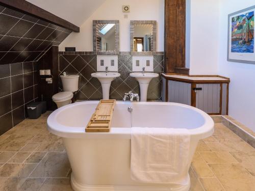 a large bathroom with two sinks and a tub at Brambleberry Barn in Spilsby
