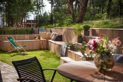 d'une terrasse avec une table et des chaises dans l'arrière-cour. dans l'établissement Apartamenty na Półwyspie Wydma&Las, à Jastarnia