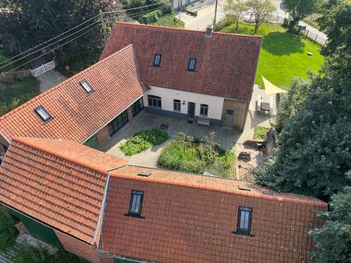 una vista aérea de una casa con techo en De Bossenaarshoeve, en Maarkedal