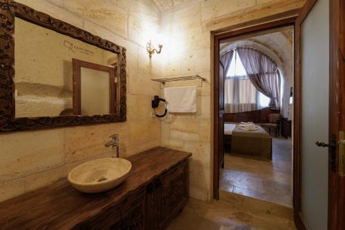Salle de bains dans l'établissement Capp Royal Cave HOTEL