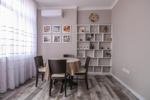 Posezení v ubytování New 1930s quiet central apartment w/AC - 2 bedroom