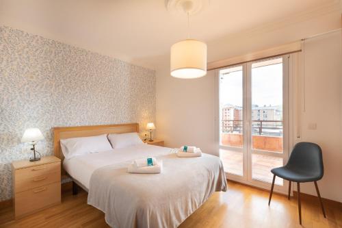 1 dormitorio con 1 cama con 2 toallas en Santuiturri - baskeyrentals, en Zarautz