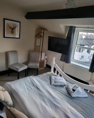 ein Schlafzimmer mit einem großen Bett und einem Fenster in der Unterkunft Babbling Brook Guesthouse in Keswick