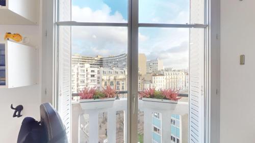 okno z widokiem na miasto w obiekcie Boho studio near the Eiffel Tower w Paryżu