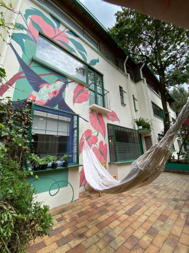 een gebouw met een schilderij en een hangmat voor de deur bij CASA COLIV-BRI in Bogota