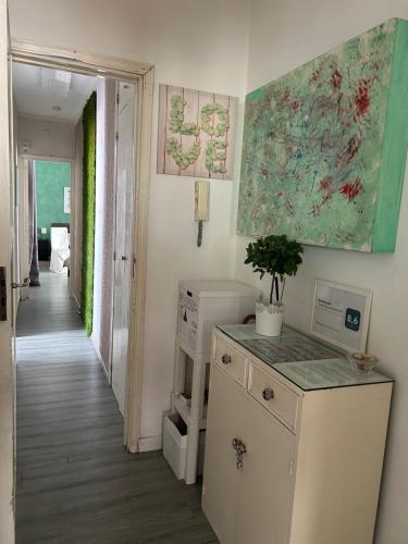 uma cozinha com um frigorífico e uma planta num balcão em Residenza Parco Gioeni em Catânia