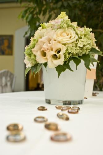 a white vase with a bouquet of flowers on a table at Landhotel Jagdhof in Guntramsdorf