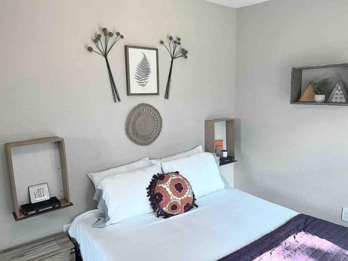 ein Schlafzimmer mit einem Bett mit einem Donut-Kissen darauf in der Unterkunft Quiet, Cozy Guesthouse with privacy in Manvel