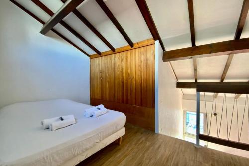 1 dormitorio con 1 cama con 2 toallas en GROOMI La Carnonaise- Maison familiale en bord de mer ! en Mauguio