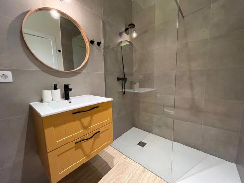 La salle de bains est pourvue d'un lavabo et d'un miroir. dans l'établissement Blue Ocean Morro Jable, à Morro del Jable