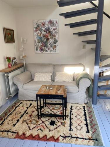 Posezení v ubytování Tiny House De Oude Berg