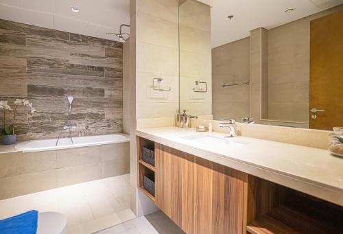 y baño con lavabo y bañera. en New Arabian MINA By Azizi With Private Beach & Sea View 606, en Dubái