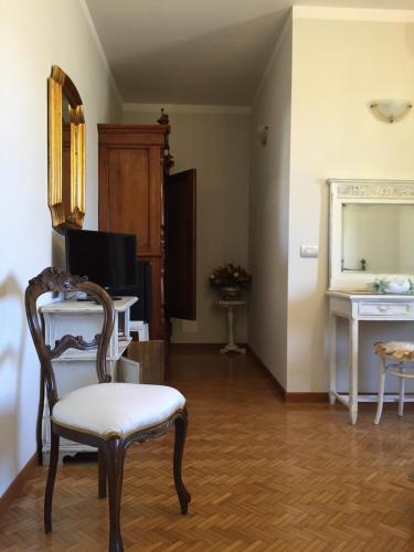 a living room with a chair and a television at La Cortevecchia in Lobbi