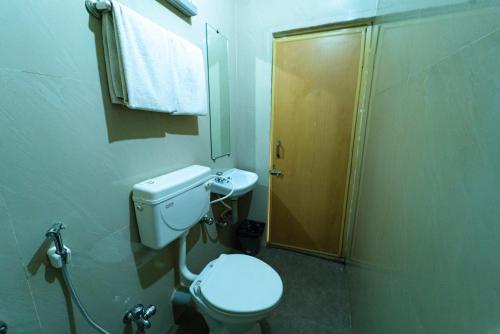 a bathroom with a toilet and a shower at Vivera Highlands in Kodaikānāl