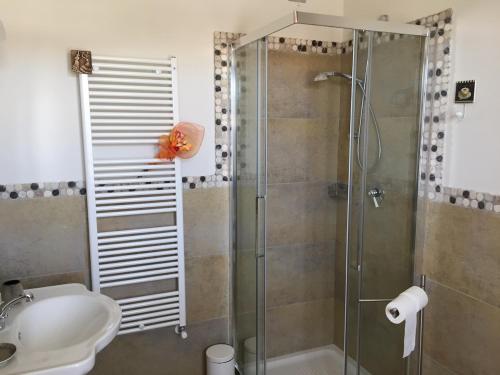 La salle de bains est pourvue d'une douche et d'un lavabo. dans l'établissement La Cortevecchia, à Lobbi