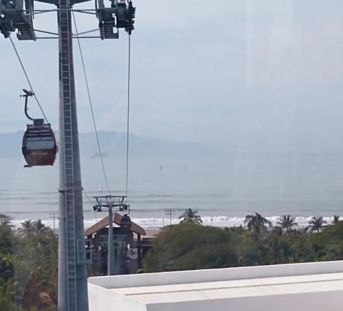 una gita in gondola in un resort con oceano di Amazing Resort-air Gondola-pga Golf-beach-pool-spa a Nuevo Vallarta