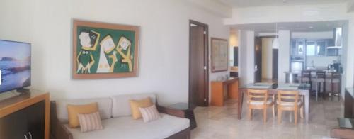 un soggiorno con divano e una sala da pranzo di Amazing Resort-air Gondola-pga Golf-beach-pool-spa a Nuevo Vallarta